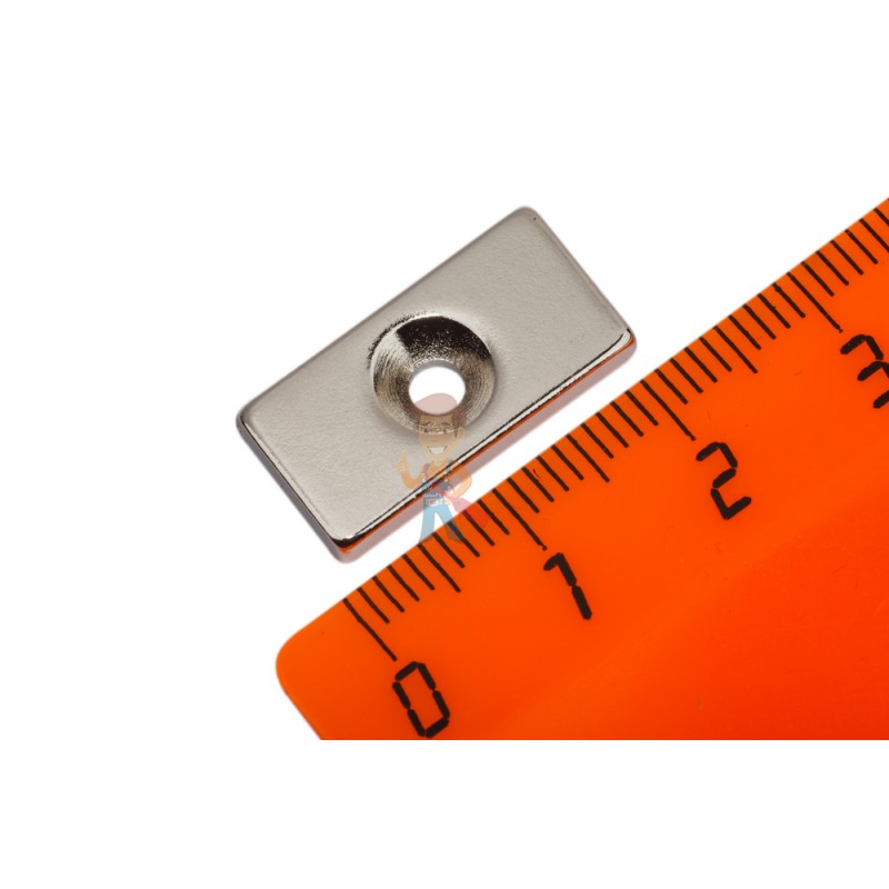 Неодимовый магнит прямоугольник 20х10х3 мм с зенковкой 3/6.5 мм, N35UH - фото 1